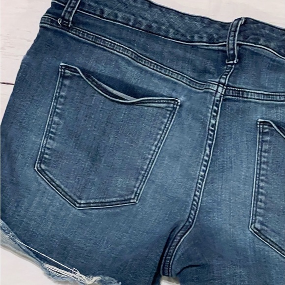 Women’s Universal Thread Denim midi shorts distressed, raw hem, size 14W - Picture 10 of 10